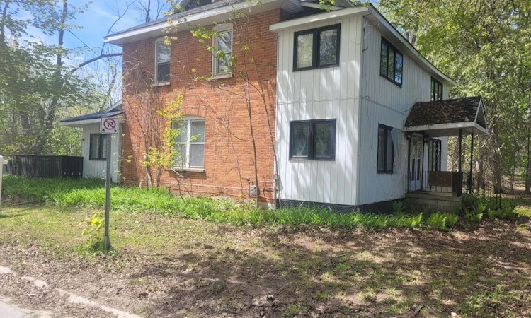 26 Lakeshore Road W