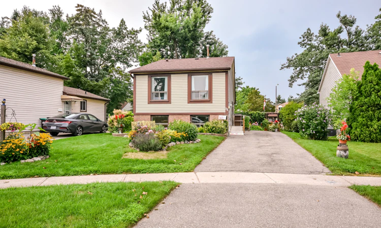 53 Mowat Crescent