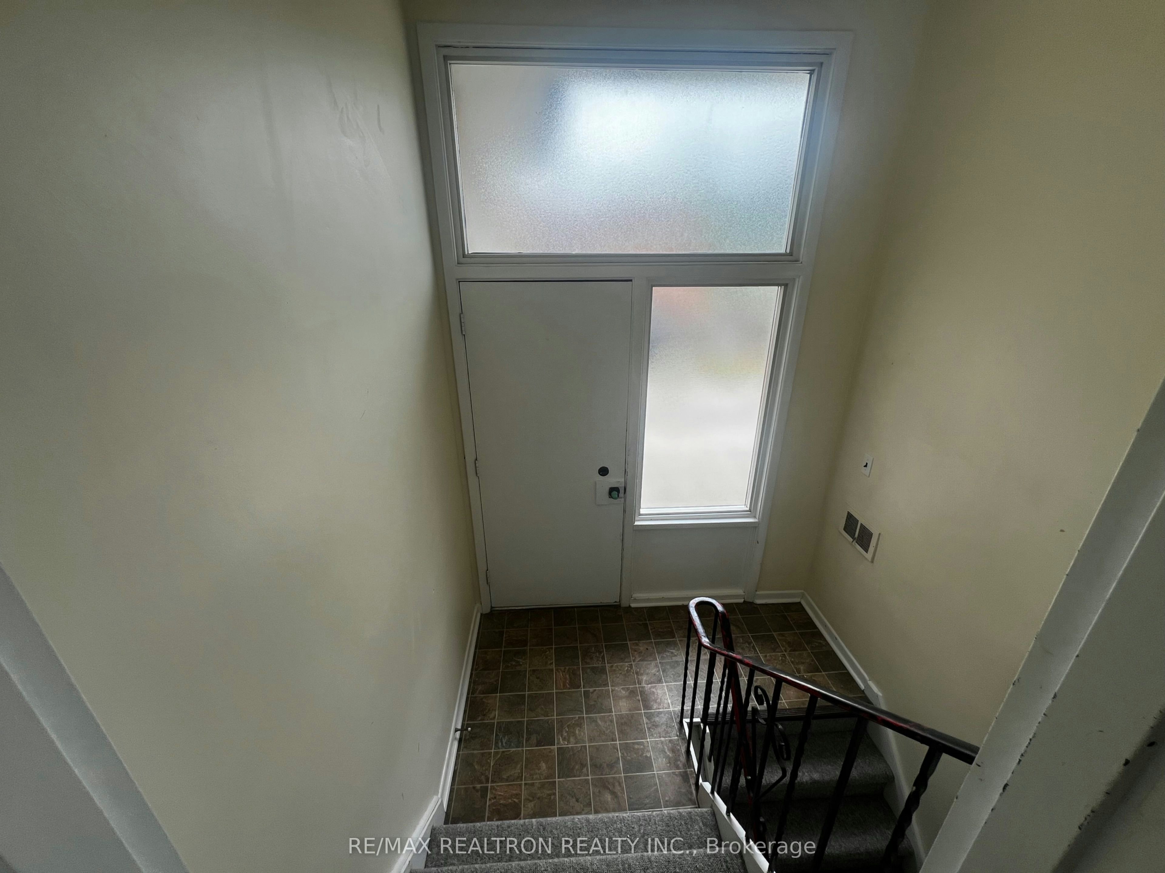 UPPER-244 St Vincent Street, Barrie, ON, L4M 3Z8 - 3
