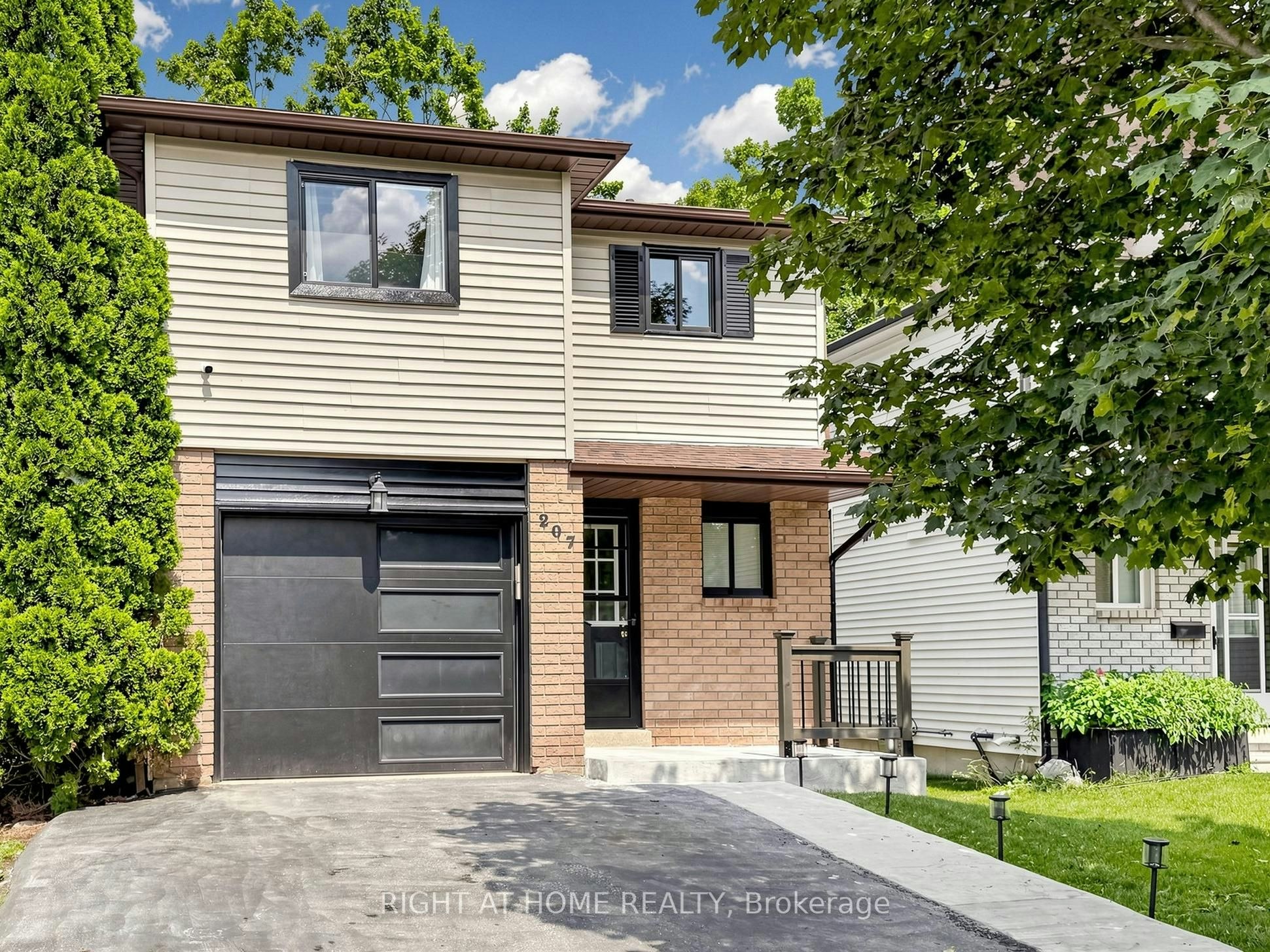 207 Hickling Trail, Barrie, ON, L4M 5W6