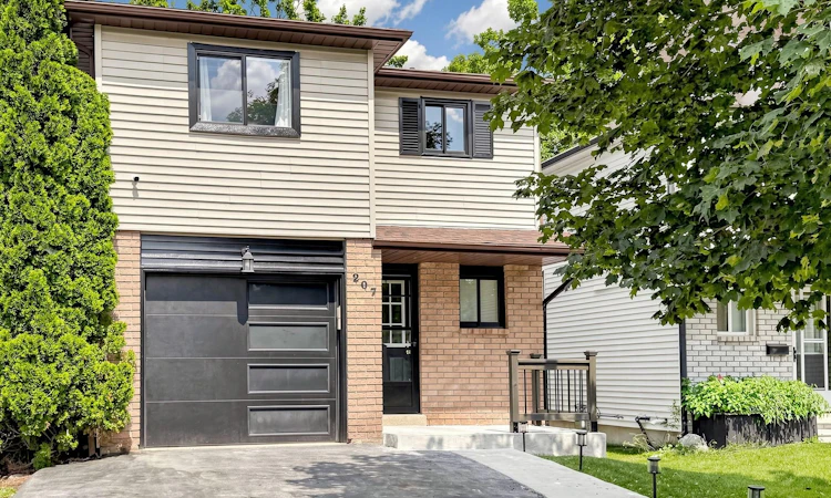207 Hickling Trail