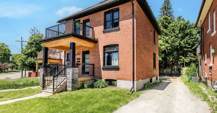 Lower-40 Sophia Street W, Barrie, ON, L4N 1J3
