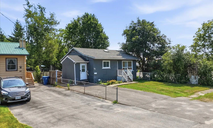 25 Simcoe Street