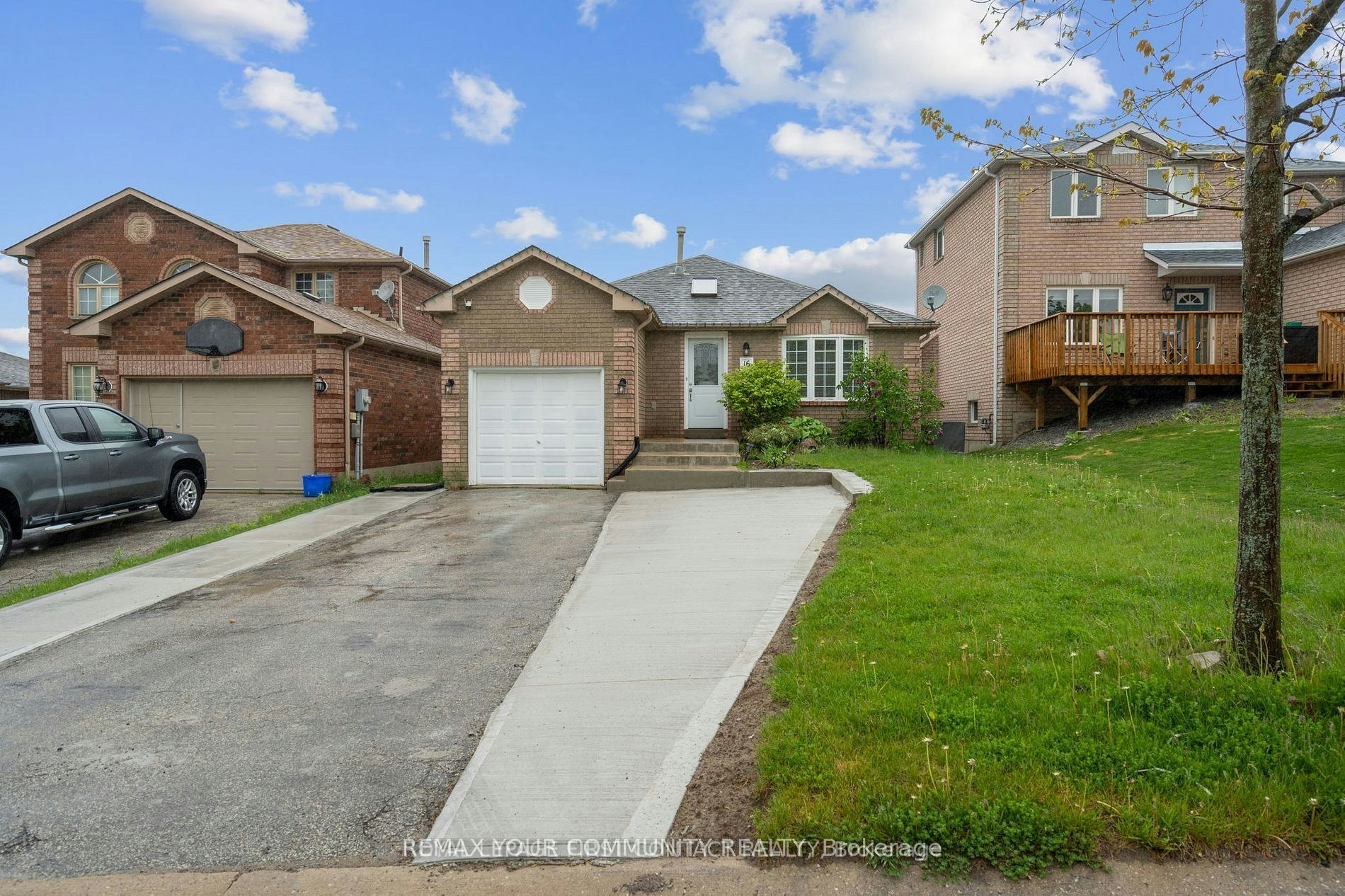 (main)-16 Waddington Crescent, Barrie, ON, L4N 8C8
