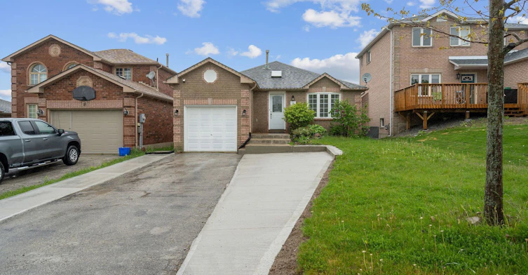 (main)-16 Waddington Crescent, Barrie, ON, L4N 8C8