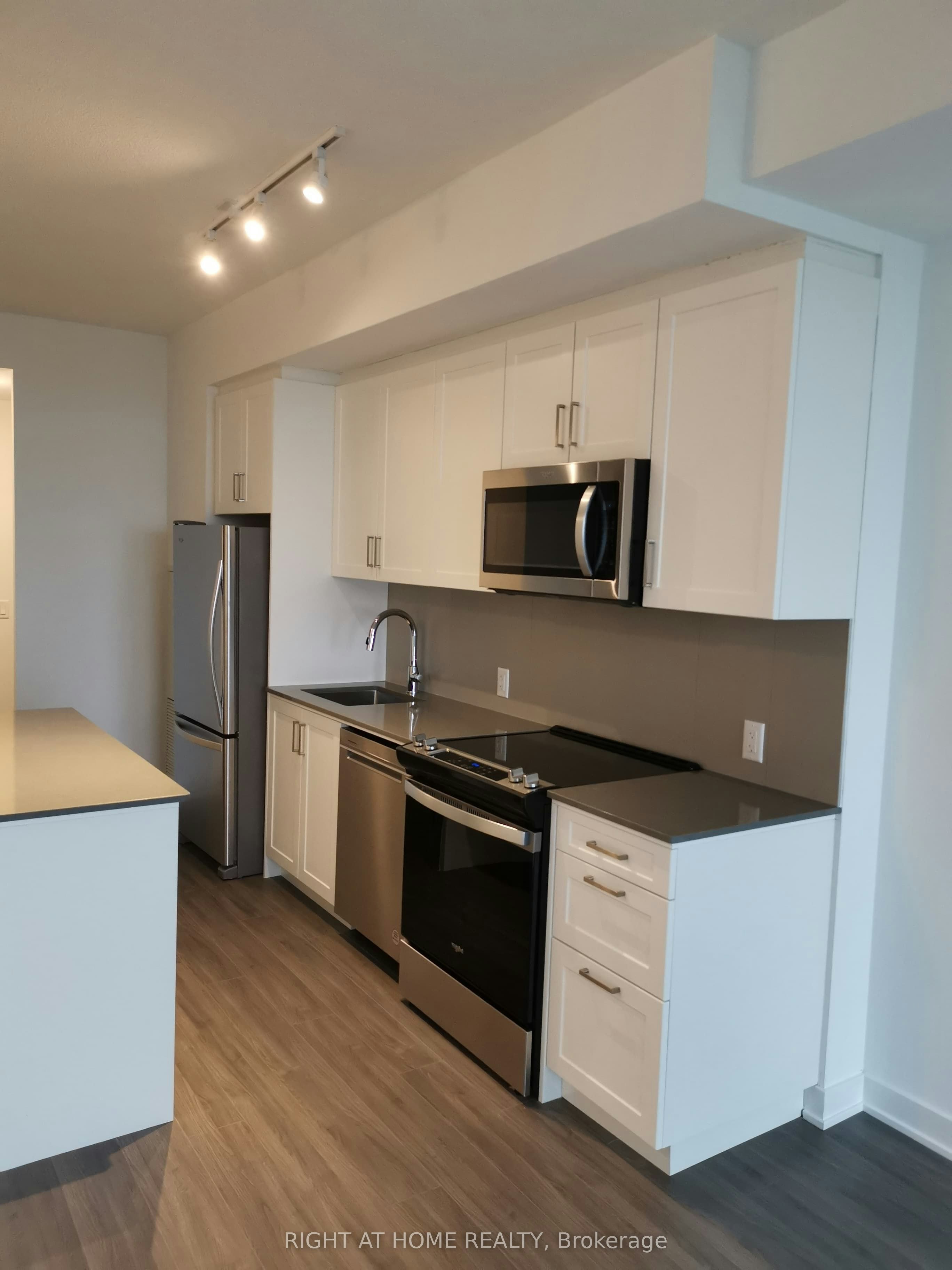612-681 Yonge Street E, Barrie, ON, L9J 0K1 - 16