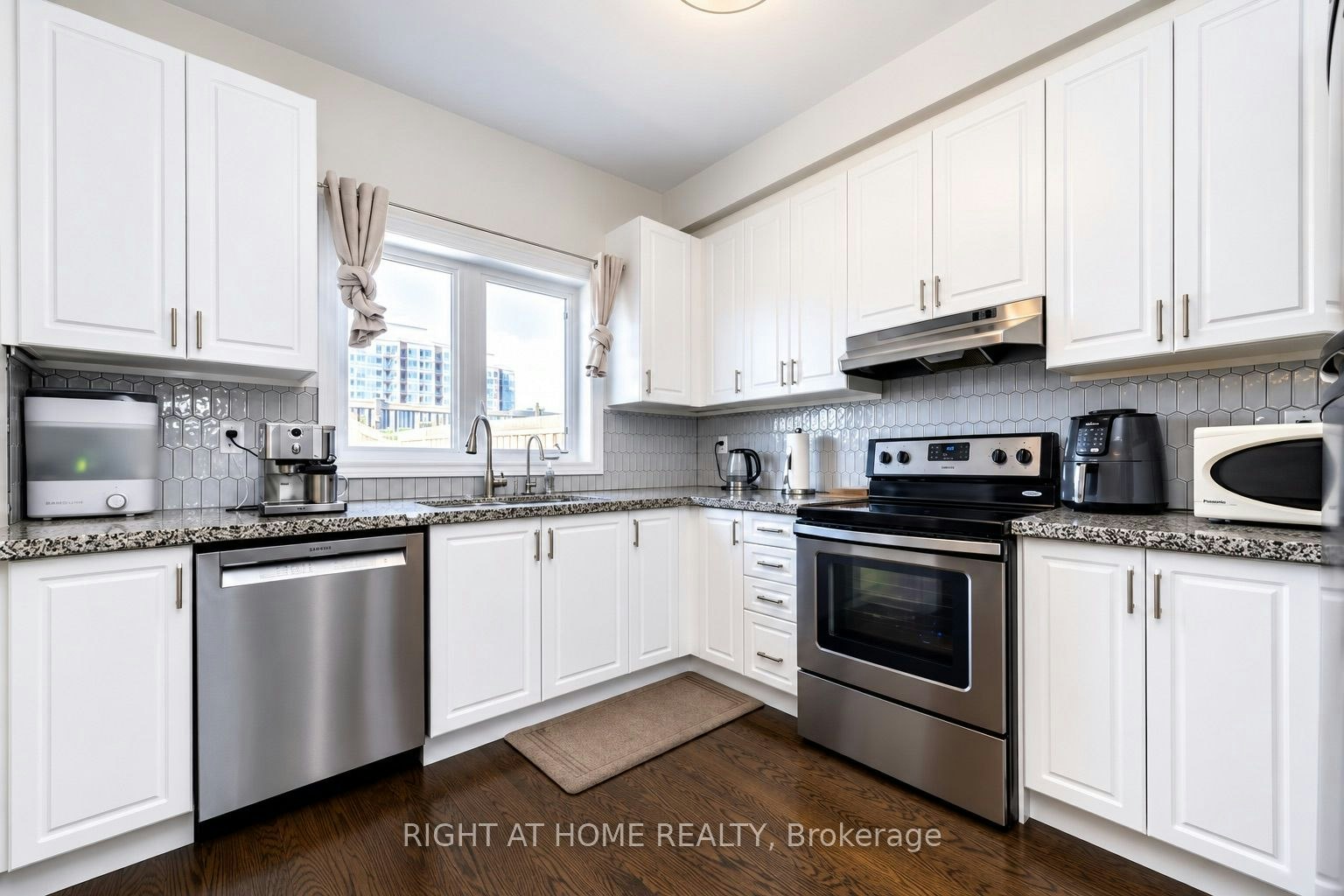 92 Pearcey Crescent, Barrie, ON, L4N 6R7 - 4