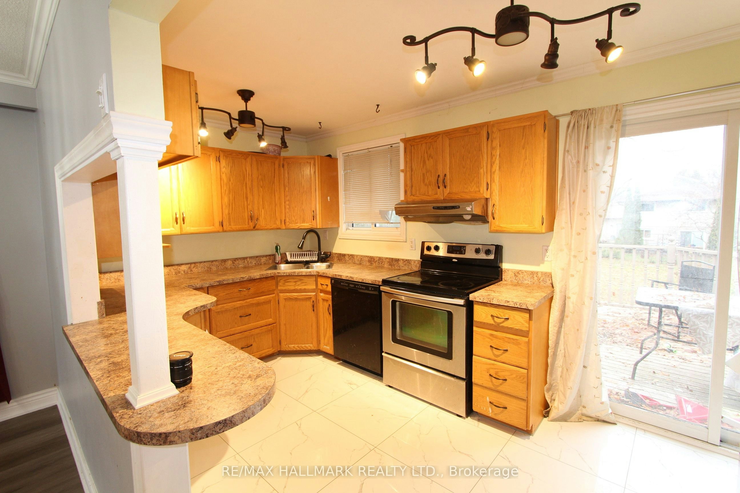 Upper Unit-8 Meadowland Avenue, Barrie, ON, L4N 2Y4 - 5