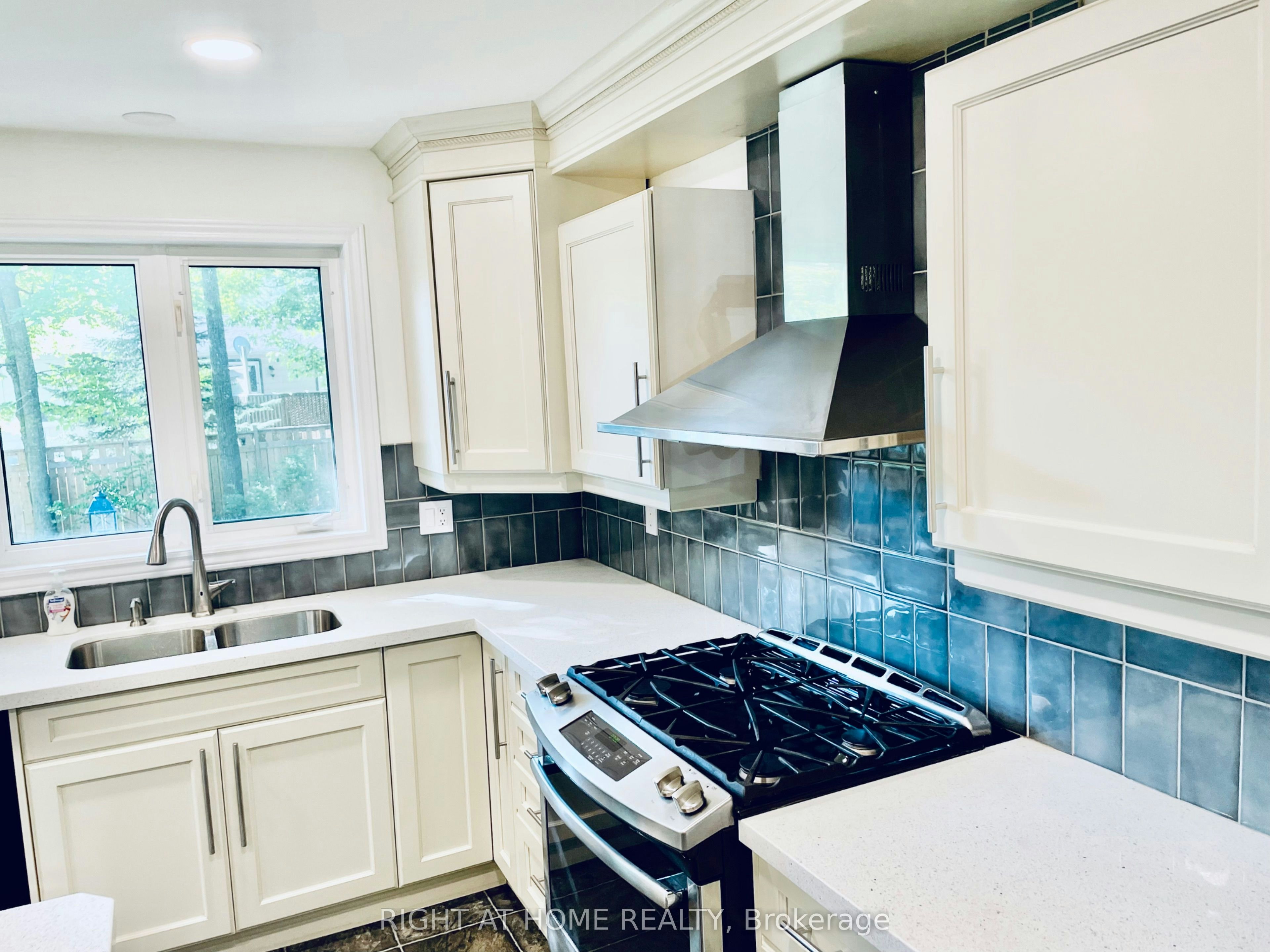 6 Beechcroft Circle, Barrie, ON, L4M 4Y4 - 12