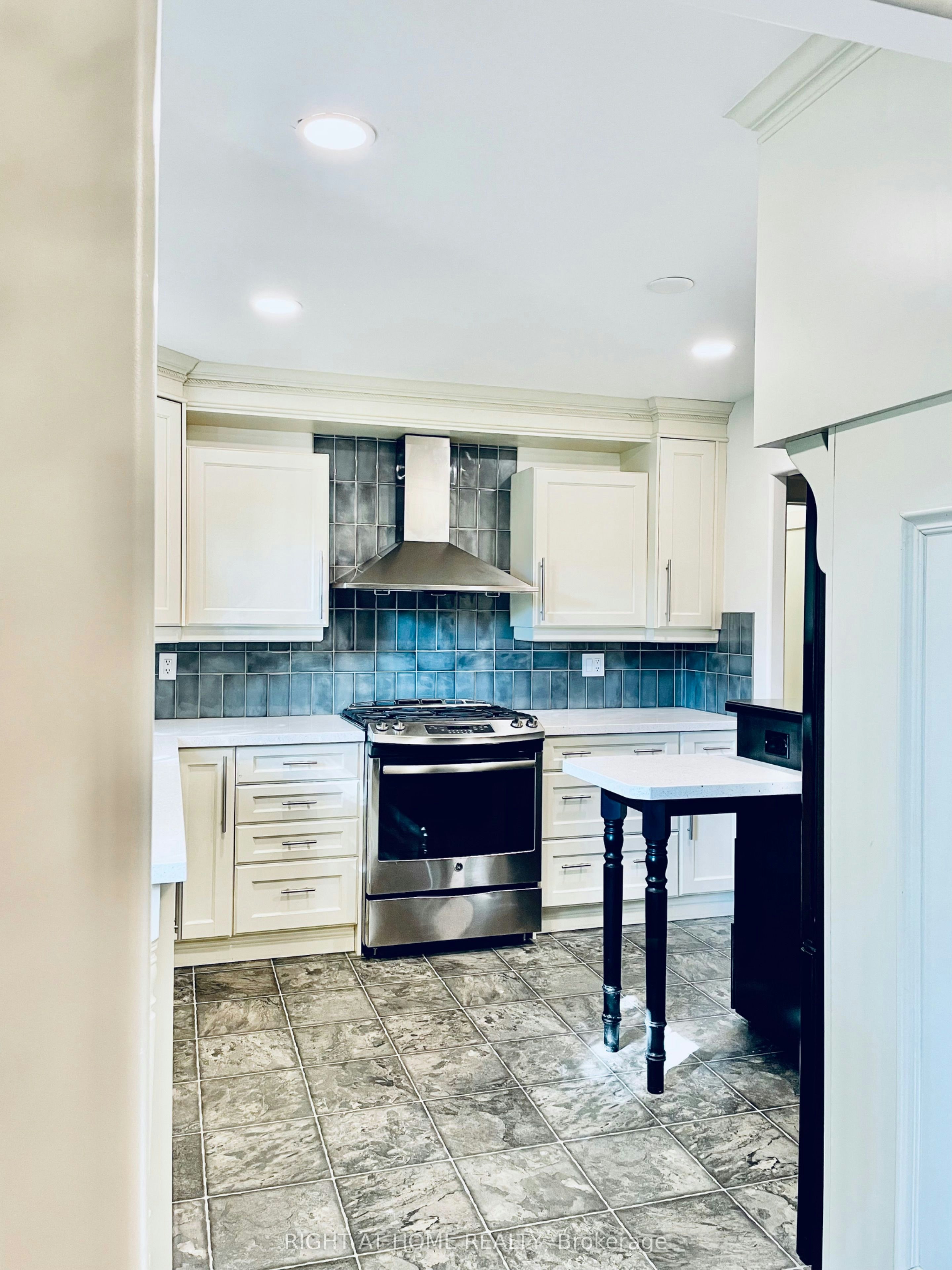 6 Beechcroft Circle, Barrie, ON, L4M 4Y4 - 4
