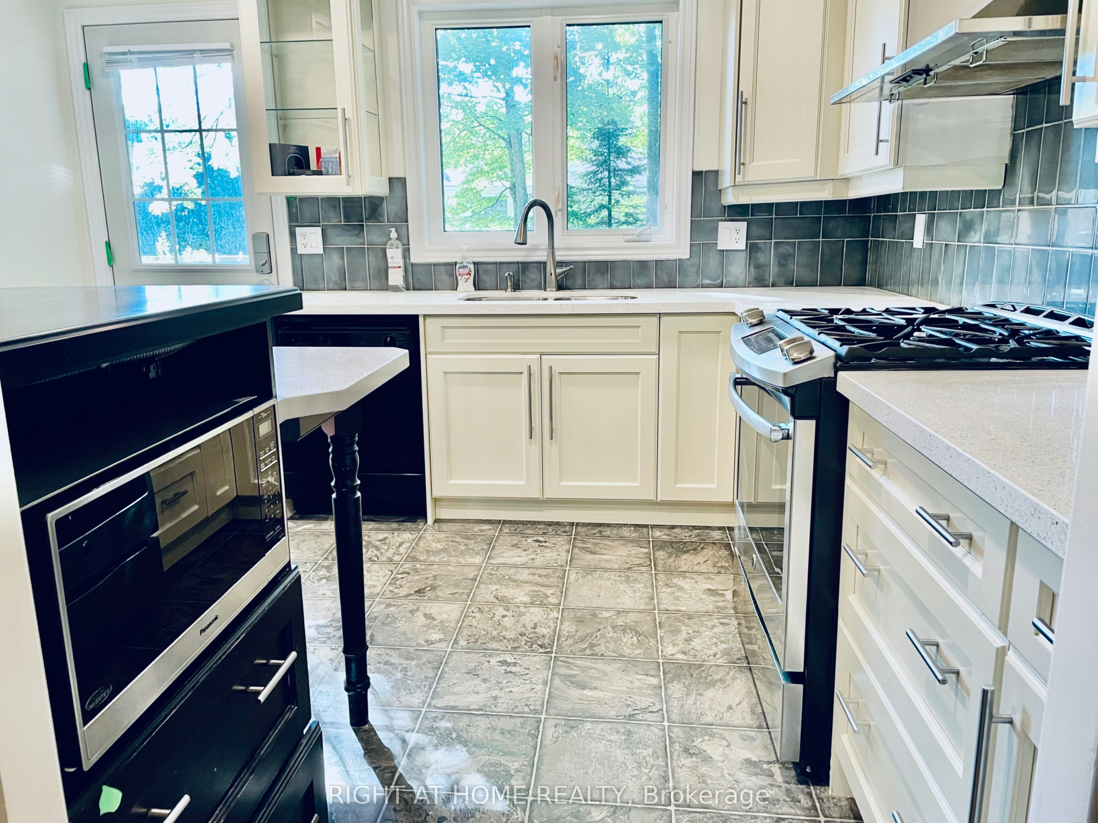 6 Beechcroft Circle, Barrie, ON, L4M 4Y4 - 5