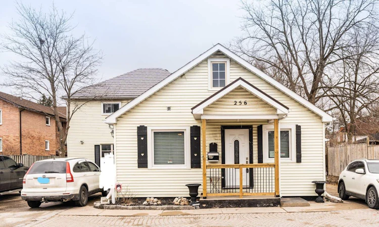 256 Dunlop Street W