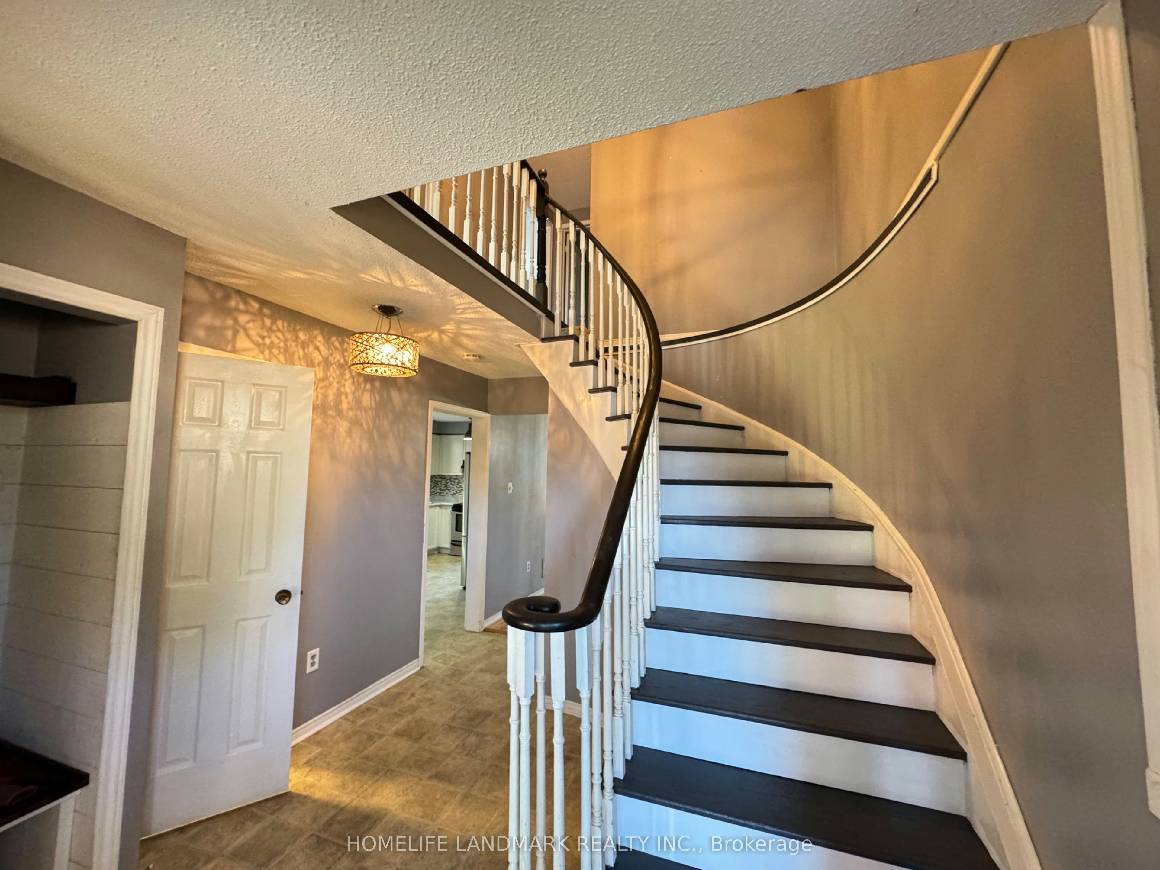 23 Wallace Drive, Barrie, ON, L4N 7E2 2