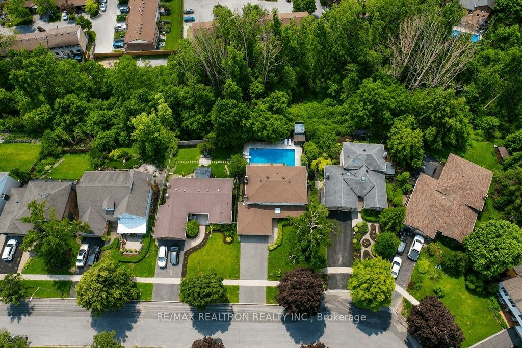 18 Debra Crescent, Barrie, ON, L4N 3T1