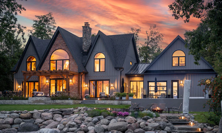 247 Lakeshore Road W