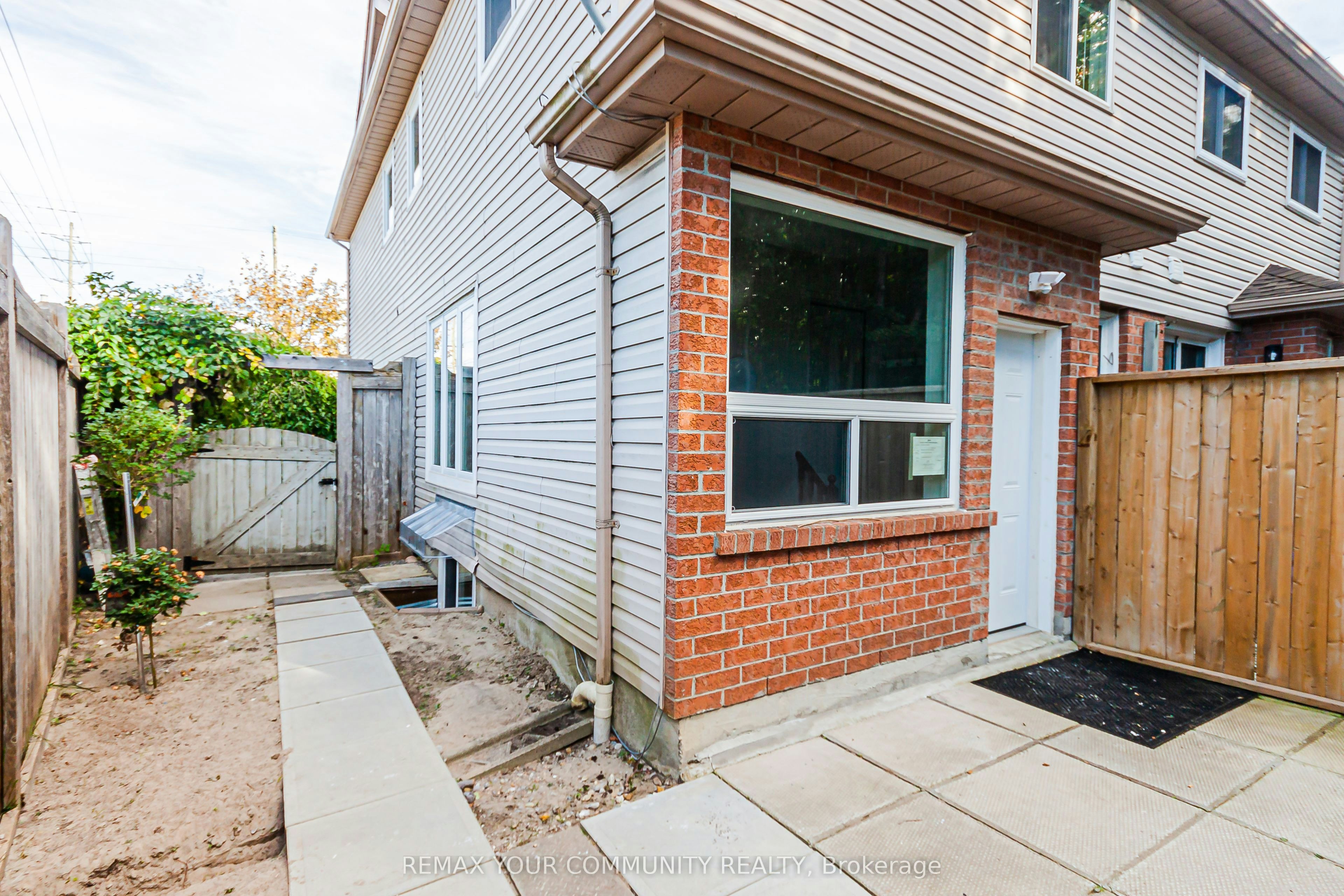 Lower-218 Ferndale Drive S, Barrie, ON, L4N 8J9