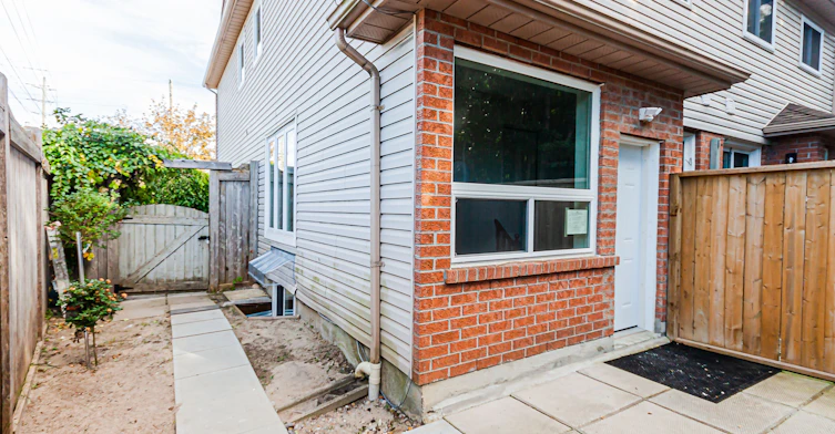 Lower-218 Ferndale Drive S, Barrie, ON, L4N 8J9