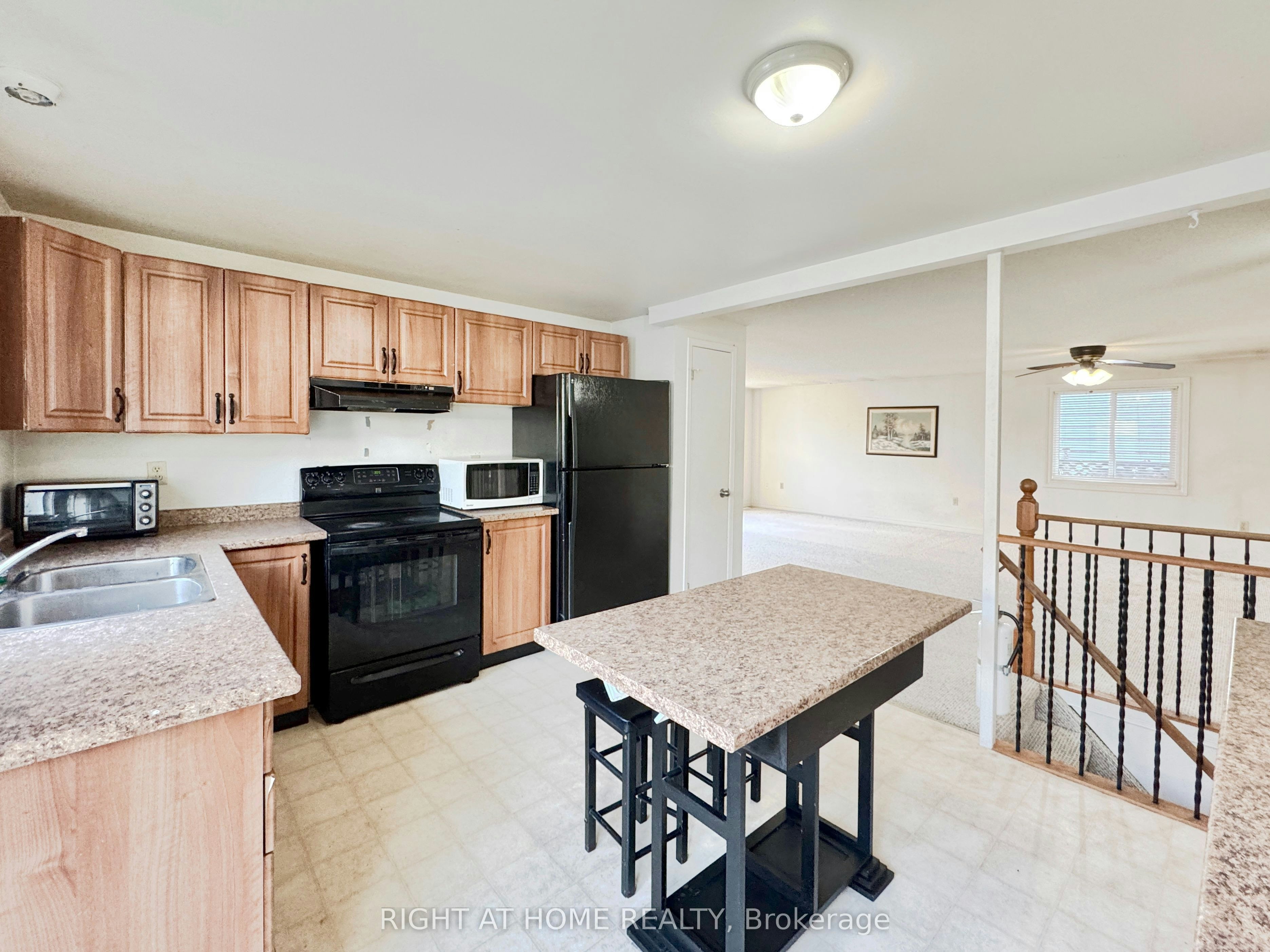 6 Hickling Trail, Barrie, ON, L4M 5V7 4
