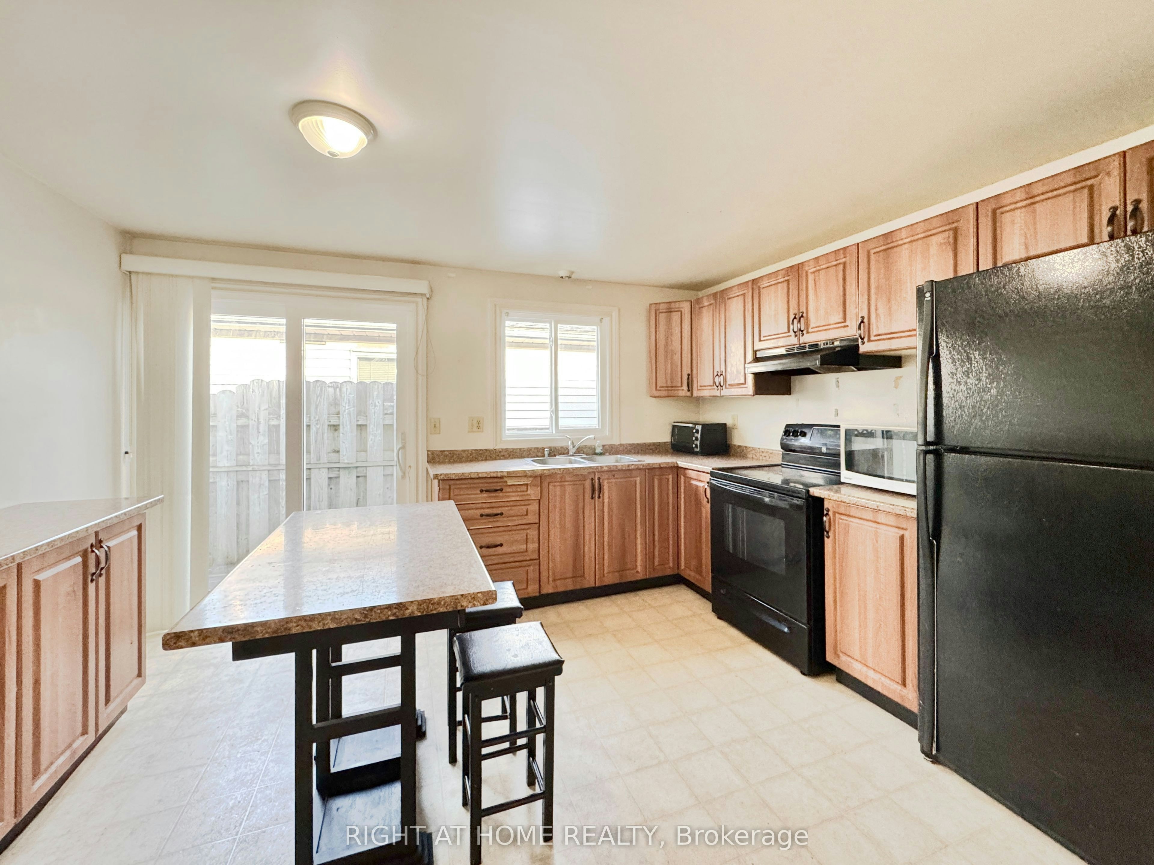 6 Hickling Trail, Barrie, ON, L4M 5V7 3