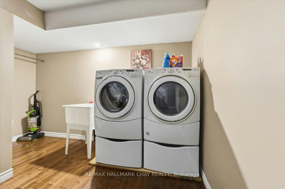 Main/Upper-484 Ferndale Drive N, Barrie, ON, L4N 0S1 - 26