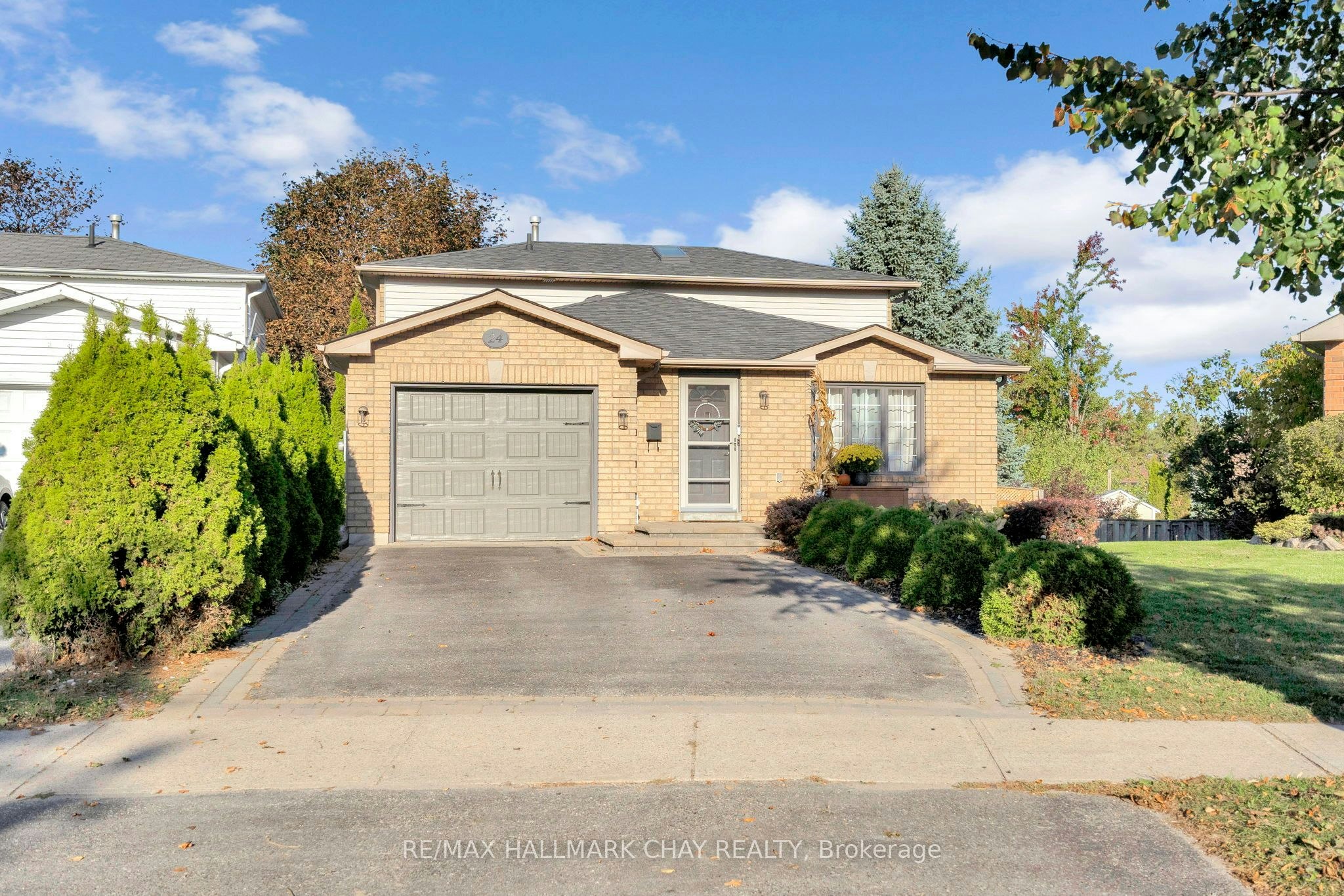 24 Rundle Crescent, Barrie, ON, L4N 8E7