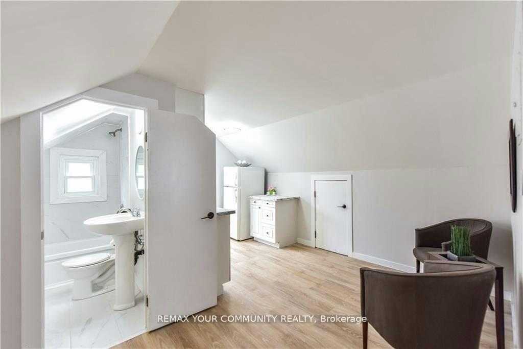 Upper-17 Champlain Street, Orillia, ON, L3V 2G6 - 8