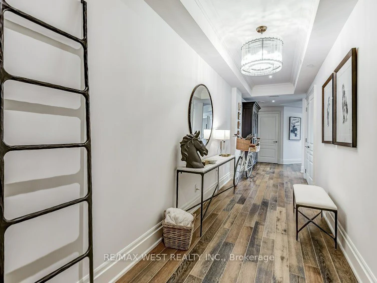 702-4 The Kingsway, Toronto, ON, M8X 2T1 - 2
