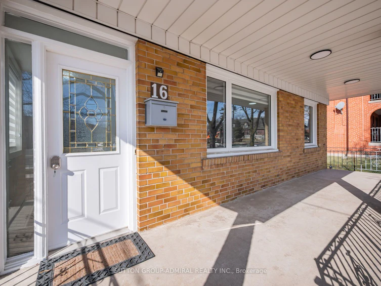16 Blue Springs Road, Toronto, ON, M6L 2T3