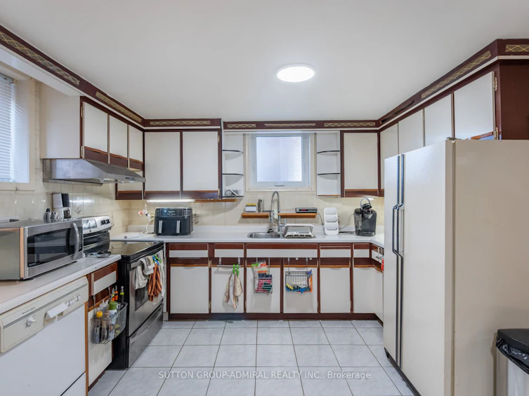 16 Blue Springs Road, Toronto, ON, M6L 2T3 - 7