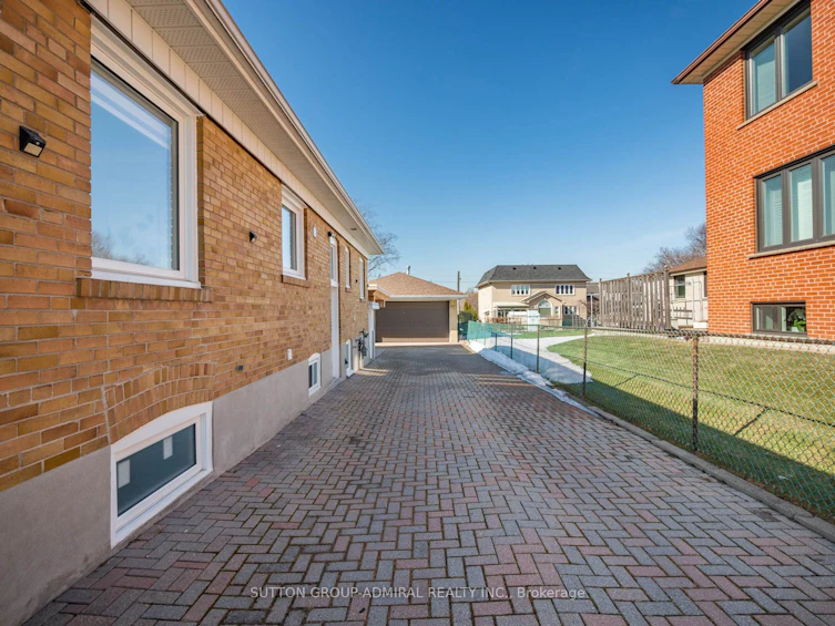 16 Blue Springs Road, Toronto, ON, M6L 2T3 - 44