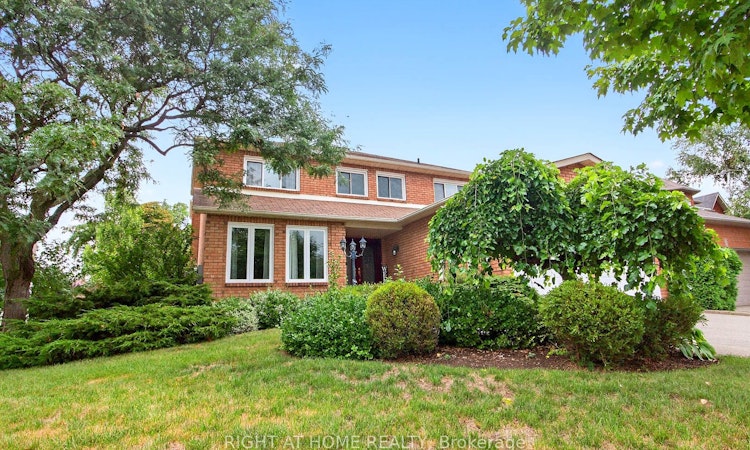 1084 Grandeur Crescent