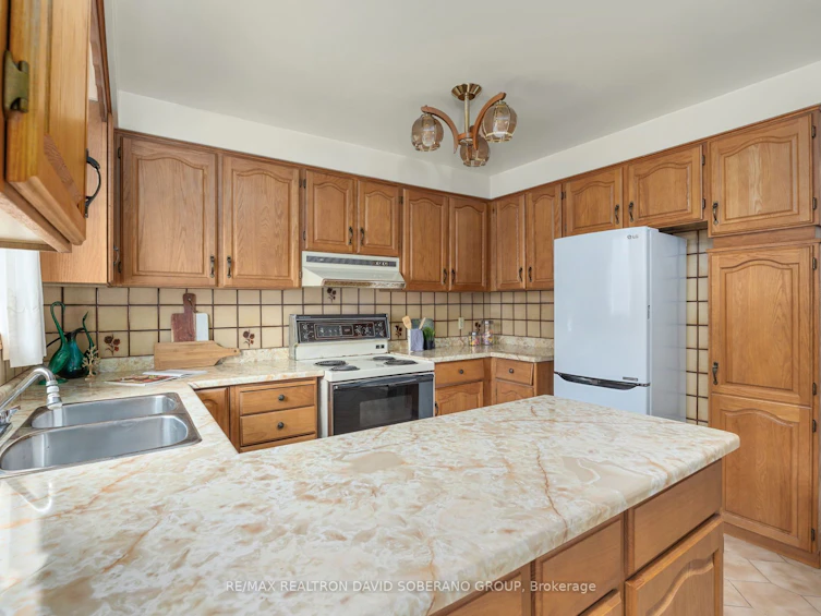 335 Ranee Avenue, Toronto, ON, M6A 1N9 - 16