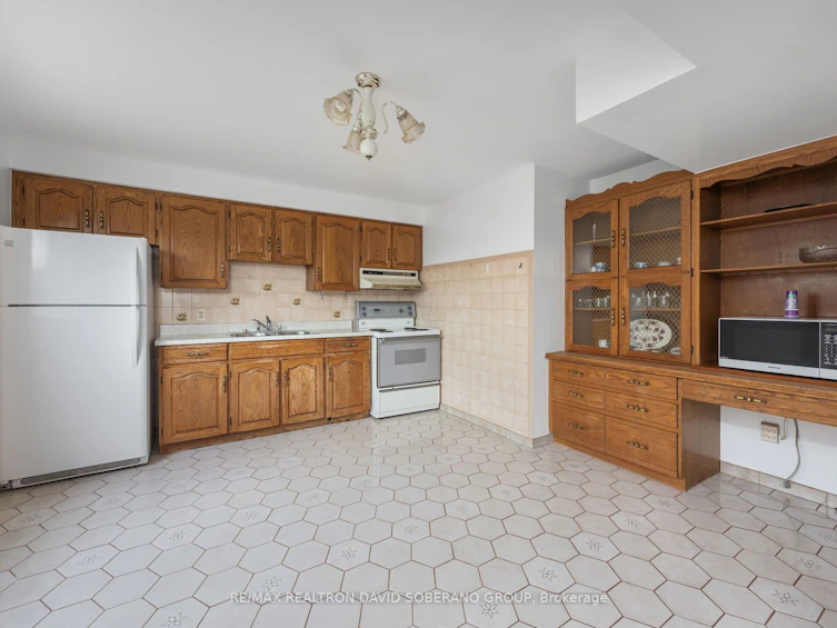 335 Ranee Avenue, Toronto, ON, M6A 1N9 - 29