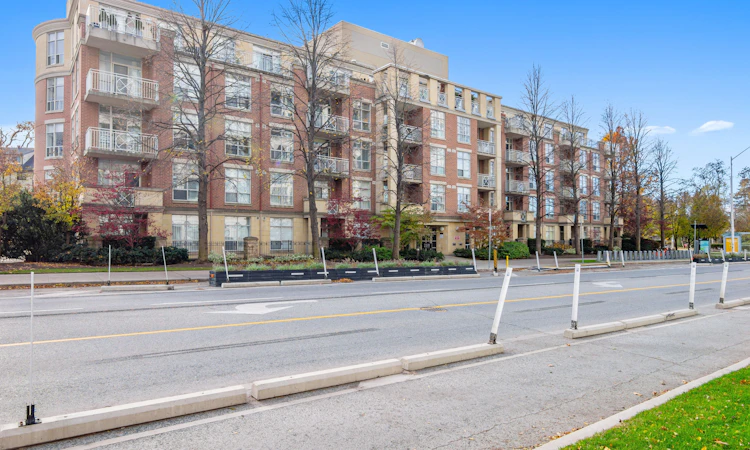 305-2511 Bloor Street W