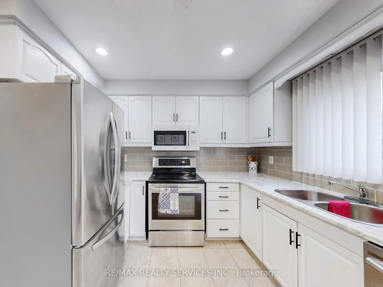 8 Stephensen Court, Brampton, ON, L6V 3X8