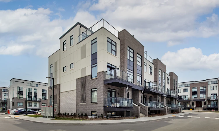 102-1593 Rose Way