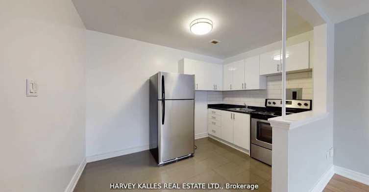 B3-4 Greentree Court, Toronto, ON, M6M 2A5 - 7