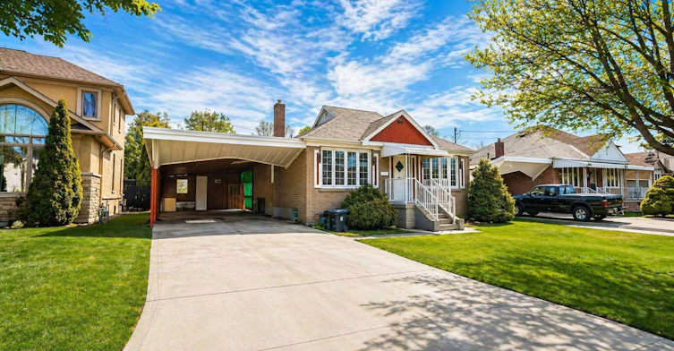 7 Highland Hill, Toronto, ON, M9A 2P7