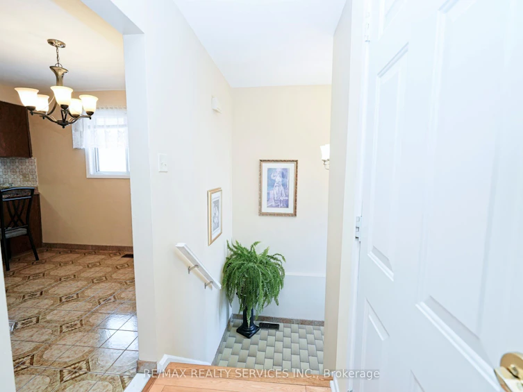 8 Cheryl Court, Brampton, ON, L6V 3C2 - 7