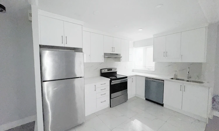 192-1055 Dundas Street E