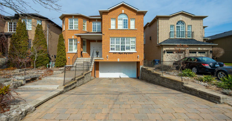 284 Maple Leaf Drive, Toronto, ON, M6L 1P3