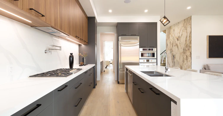 24 Twenty First Street, Toronto, ON, M8V 3L7 - 8