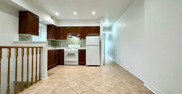 4-2417 Dundas Street, Toronto, ON, M6P 1X3