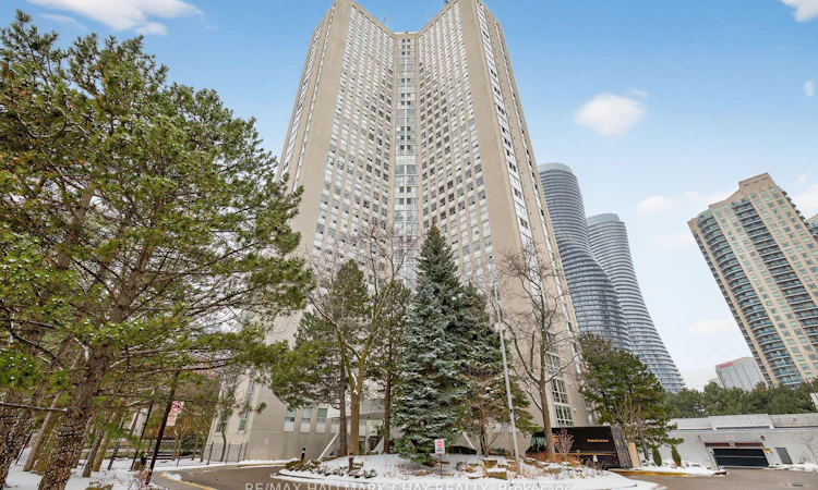 501-3650 Kaneff Crescent