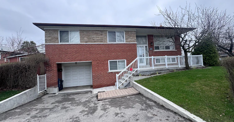 UPPER-300 Driftwood Avenue, Toronto, ON, M3N 2P1