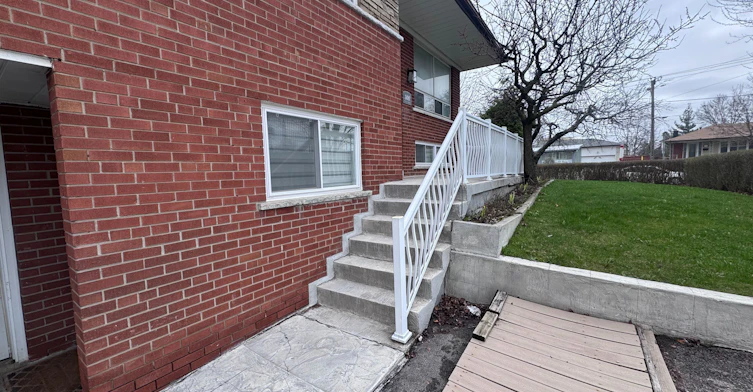 UPPER-300 Driftwood Avenue, Toronto, ON, M3N 2P1 - 2