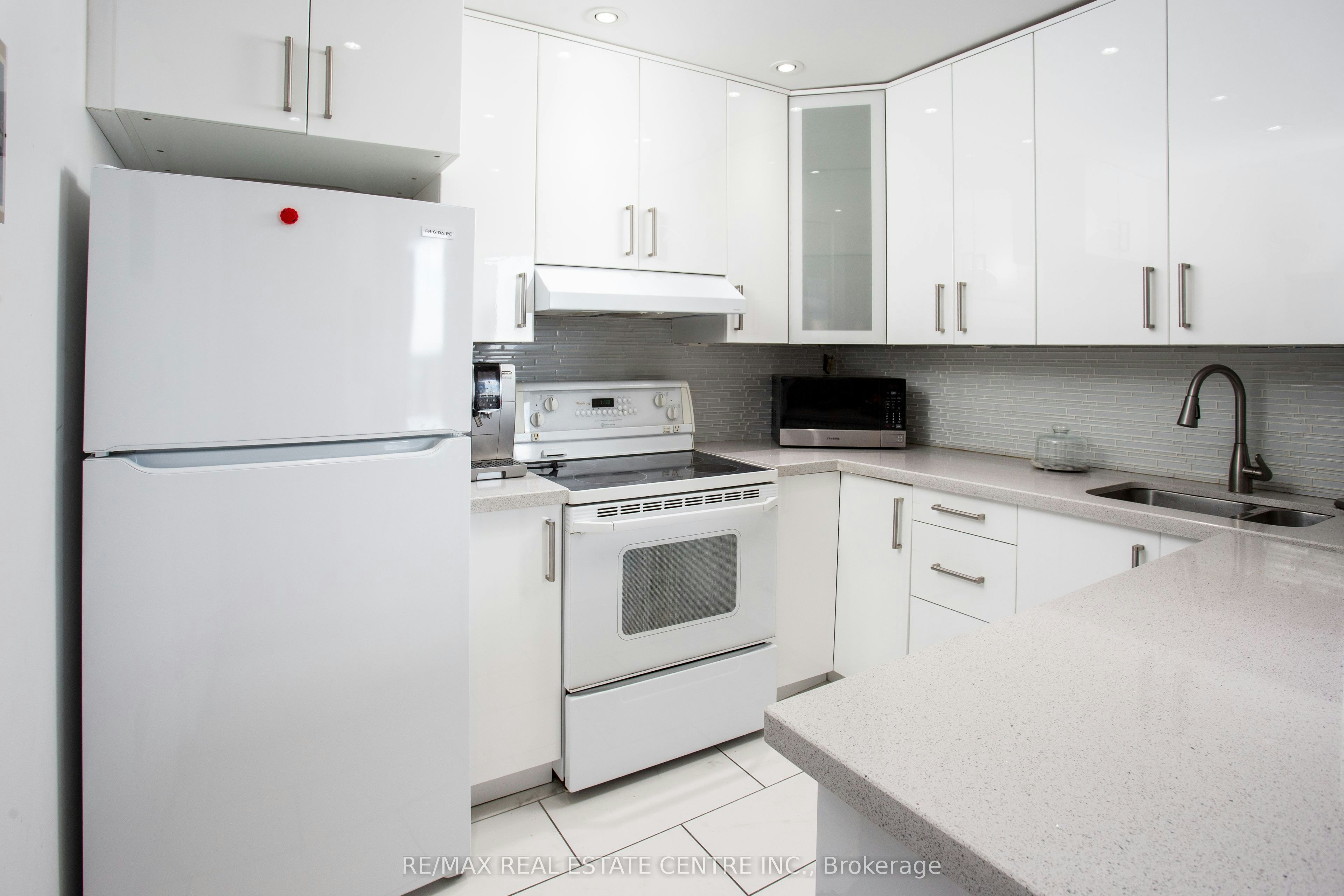 PH06(1206)-25 Agnes Street, Mississauga, ON, L5B 3X7