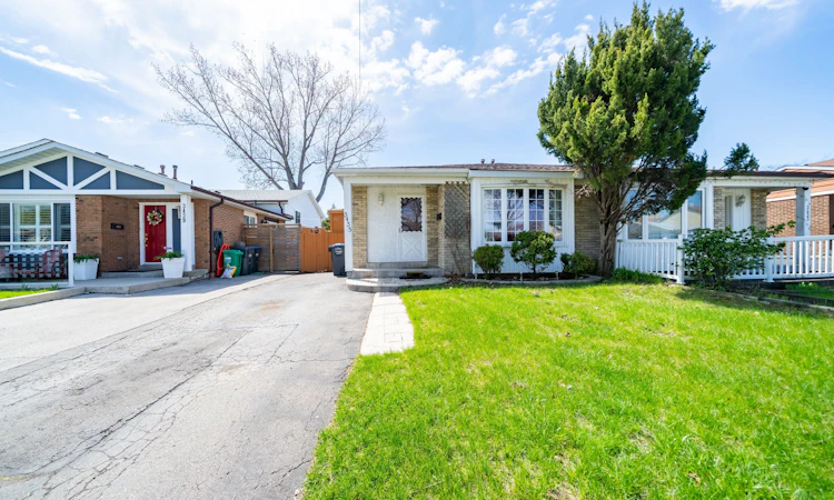 3435 Martins Pine Crescent