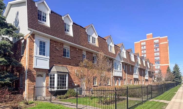 28-1525 South Parade Court