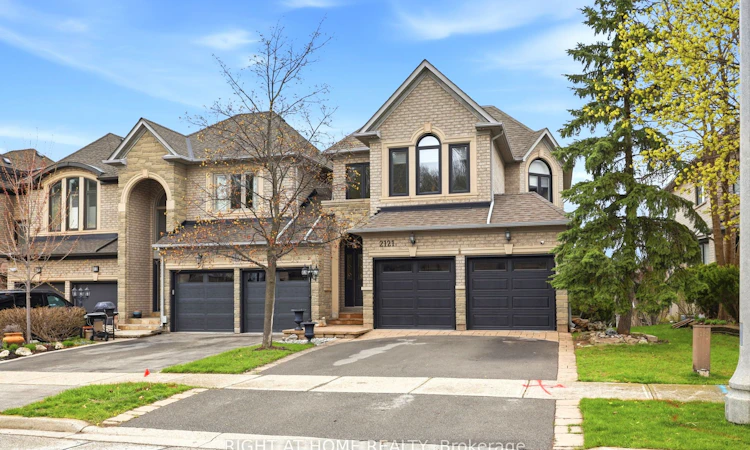 2121 Pinevalley Crescent
